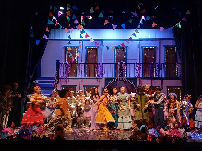 El estreno del musical de Sueña Tarifa "Encanto" levantó a todo el patio de butacas del Alameda.