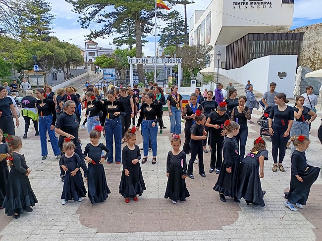 En el paseo de la Alameda, el alumnado adulto del grupo “fitness flamenco” y el resto de diferentes edades -en total más de 60 en el aula de la Casa de la Cultura- han compartido cita.