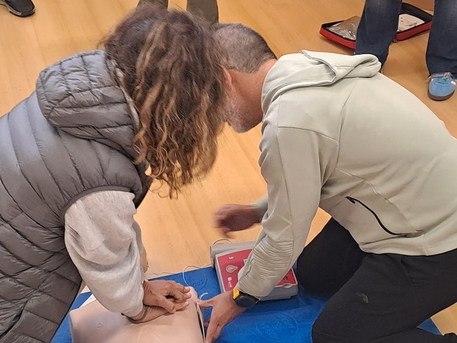 La delegación municipal de Deportes apuesta por la formación en primeros auxilios para el personal de las instalaciones deportivas. Las imágenes son del curso realizado por empleados municipales para aprender a manejar un Desfibrilador Externo Automático, un dispositivo que, en la actualidad, es de crucial ayuda para salvar la vida de una persona en parada cardio-respiratoria.