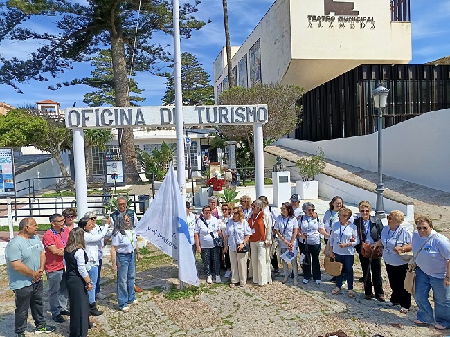 Lectura de manifiesto común en el salón de plenos del Ayuntamiento de Tarifa e izado de bandera en el paseo de la Alameda