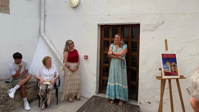 Hasta el 27 de julio, de 20:00 a 23:00 horas puede visitarse en las salas de la Antigua Cárcel Real la muestra “Mis chicas”, de la tahivillense Almudena Utrera Jiménez.