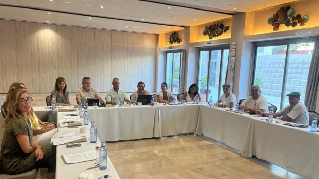 Representantes del Ayuntamiento de Tarifa con el Alcalde, José Antonio Santos y delegado de Desarrollo Turístico, Jorge Benítez y asociaciones empresarias de la localidad mantuvieron en la mañana de ayer lunes una reunión extraordinaria de la Mesa de Turismo