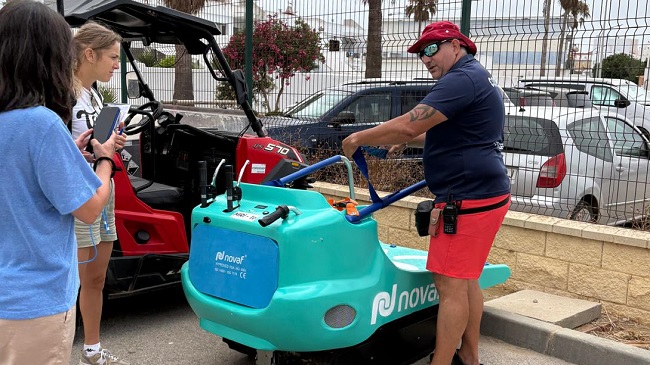 Tarifa avanza hacia un turismo accesible e inclusivo con la visita de la especialista Elena Gómez de Segittur.