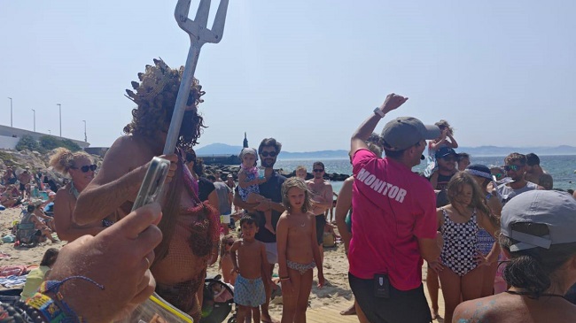 A Neptuno no le faltan seguidores en Tarifa. Su llegada a la playa Chica es esperada cada año por menores y grandes.