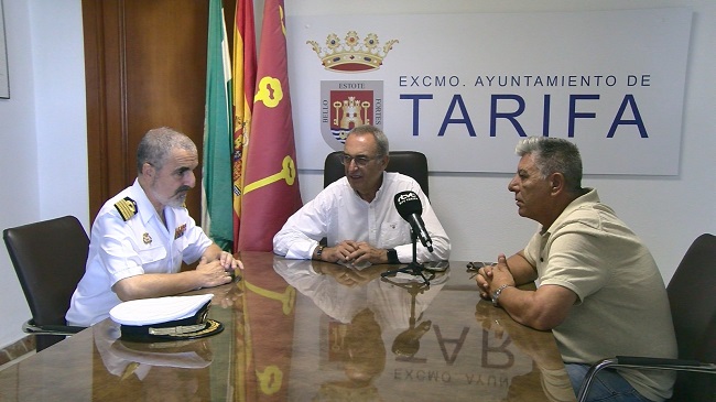 El Comandante Naval del Campo de Gibraltar, Federico Ruiz Pedreira, ha sido recibido por el alcalde de Tarifa, José Antonio Santos, en el ayuntamiento.