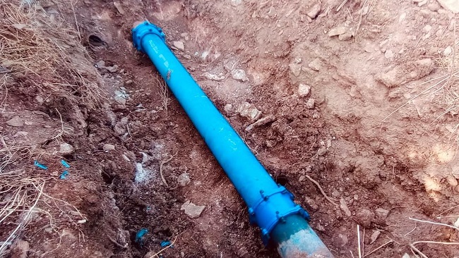 Finaliza la reparación de la arteria de fibrocemento (300 mm), mediante la instalación de nueva conducción en fundición dúctil.
