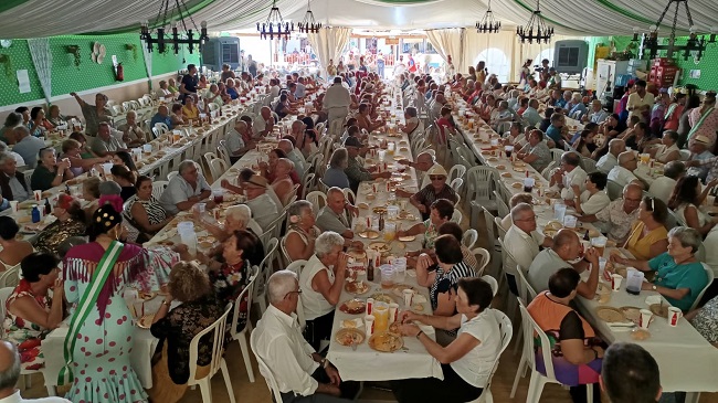 El almuerzo de los mayores ha sido hoy una de las claves para el encuentro en el recinto feria