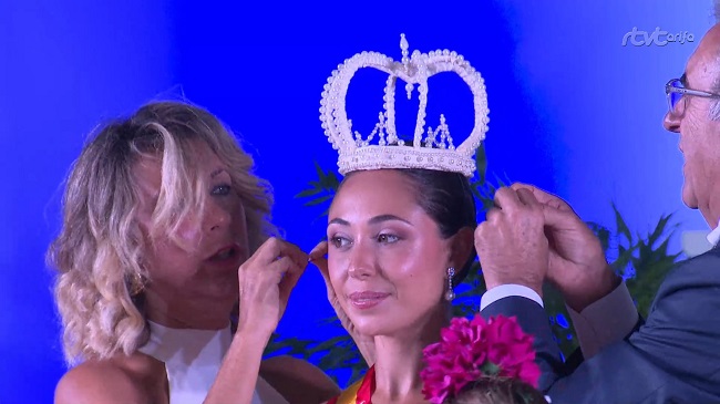 Es el momento en el que la joven Silvia Gutiérrez Pérez recibe su corona de reina juvenil, símbolo que la acredita ya para asumir su destacado papel durante toda esta Feria 2025.