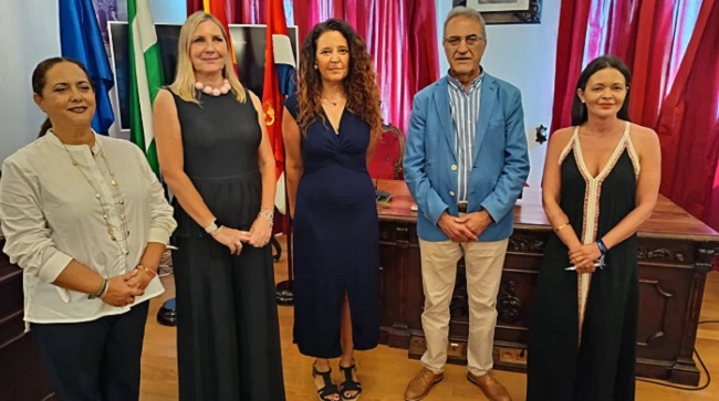 El Ayuntamiento de Tarifa ha acogido la presentación oficial de la V edición de los Premios al Emprendimiento y Liderazgo Femenino de Cádiz.