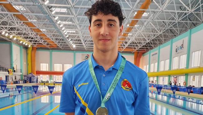 El tarifeño Lucas Oliva Mesa se hace con el liderato andaluz de natación del Campeonato de Andalucía Infantil de Verano, celebrado el pasado fin de semana en Cádiz.