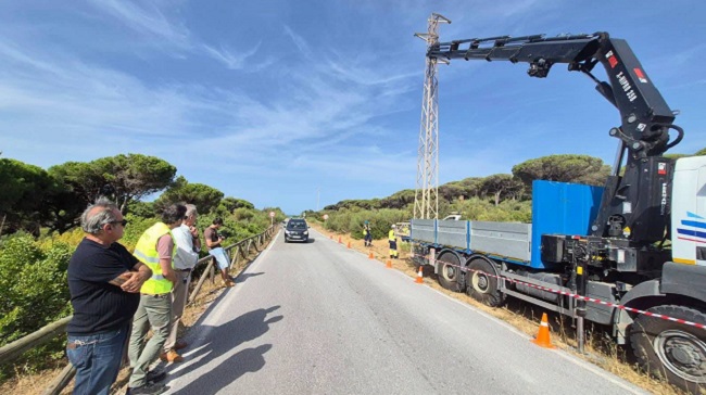 Endesa inicia el desmontaje de la línea aérea de media tensión de la duna de Valdevaqueros tras el tendido de una nueva red de baja tensión