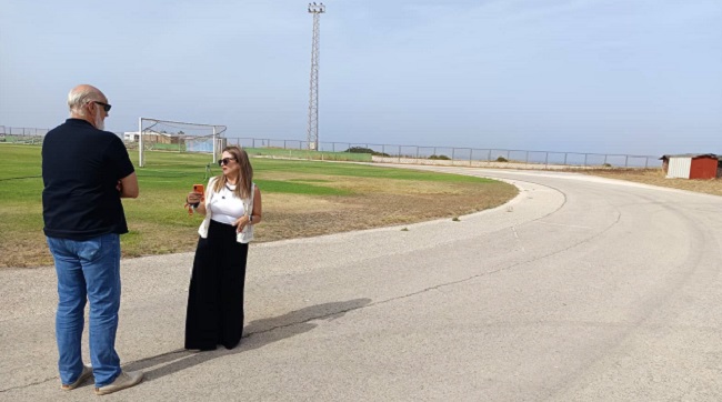 La Diputación de Cádiz, en concreto el área de Desarrollo a la Ciudadanía que coordina Javier Vidal ha anunciado hoy el próximo destino de una subvención nominativa para la reparación de la pista de atletismo que bordea el césped del estadio municipal de fútbol.