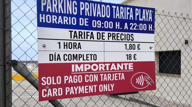 El debate encendido en el grupo de Facebook "Gente de Tarifa" expone la falta de registros públicos del proyecto en la web municipal.