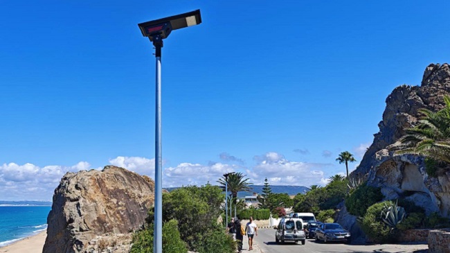Ayuntamiento de Tarifa y Diputación de Cádiz instalan farolas solares en la Avenida Cabo Plata de Atlanterra.