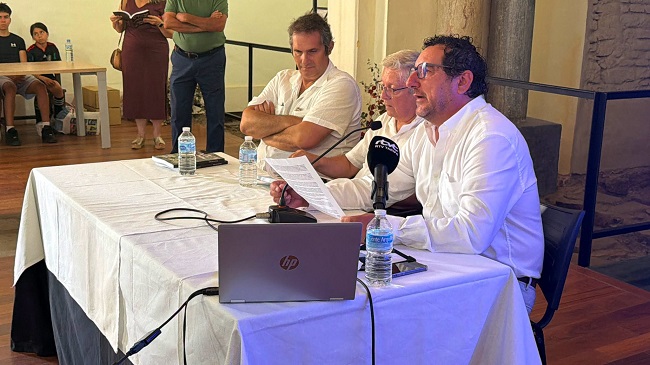 La antigua iglesia de Santa María ha acogido este mediodía la presentación del libro “Historias de Tarifa”, de Francisco Terán Reyes.