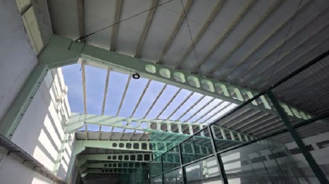 Roturas y fisuras en las viguetas, estructuras sobre las que asienta la cubierta exterior del polideportivo de la Raqueta.