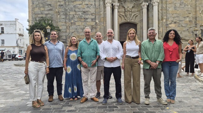 El gobierno recibe en Tarifa al diputado nacional Elías Bendodo. Bendodo ha querido escuchar de forma directa las reclamaciones del alcalde, José Antonio Santos, en lo relativo al alga asiática y a las comunicaciones por carretera.