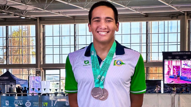 Yasen Zlatarev un joven nadador de Tarifa ha vuelto a enorgullecer al pueblo al conseguir dos medallas de bronce en el Campeonato de Andalucía de Natación Junior.