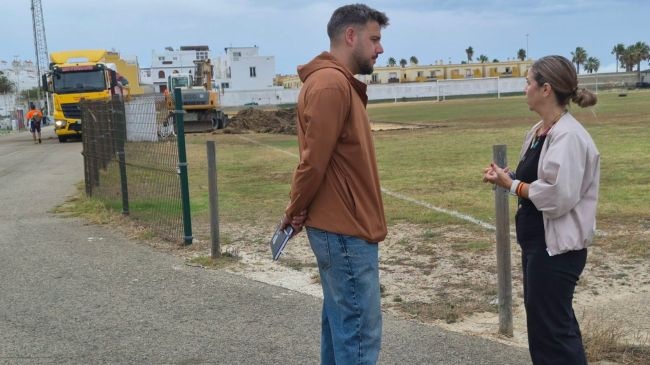 Comienzan las obras para el suministro de césped artificial en el campo de fútbol Antonio López Púa
