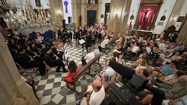 El concierto "Cantos a la Virgen" ofrecido ayer noche por la Asociación musical Pintor Manuel Reiné, Banda de Tarifa fue una celebración de la música, tradición y devoción que unen en torno al Patronazgo de La Luz.
