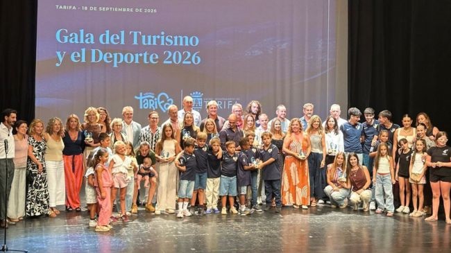 El teatro Alameda acogió ayer viernes la entrega de los Premios del Turismo y el Deporte 2026. Reconocen trayectorias individuales y colectivas que destacan en la promoción de Tarifa