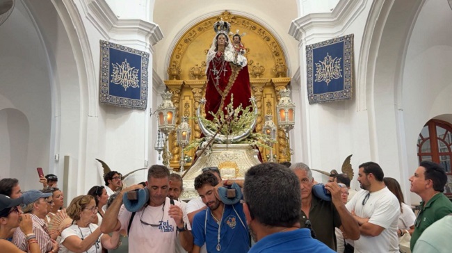 La Patrona, escoltada por la Cabalga Agrícola y acompañada por centenares de fieles a pie se acerca ya a Tarifa para abrir los festejos que cada septiembre se celebran en su honor