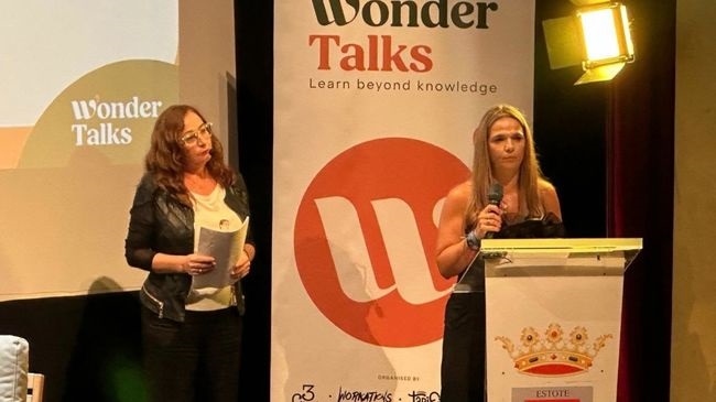 La delegada municipal de Fomento y Deporte, Celia Rico participó ayer tarde en el primero de los encuentros “Wonder Talks” que tuvo a la campeona mundial de kitesurf, Gisela Pulido como invitada central.