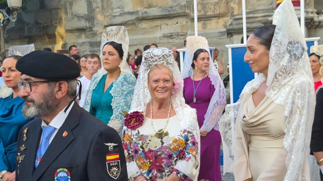 La mantilla es un complemento imprescindible para las muchas mujeres que se deciden a acompañar a la Patrona en su desfile