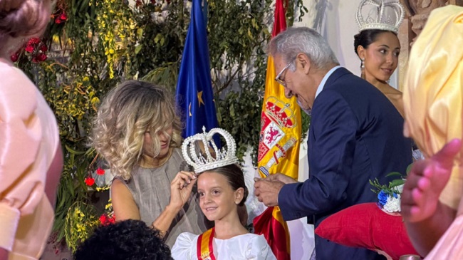 La reina infantil del 2026, Cayetana Sánchez Valencia ha recibido su corona de manos del alcalde de Tarifa, José Antonio Santos y la concejala de Festejos, Mercedes Triviño