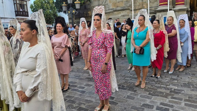 No han sido pocas las mujeres que ataviadas con la tradicional mantilla han desafiado a las condiciones menos favorables del tiempo para estar presente en esta cita grande con la Patrona
