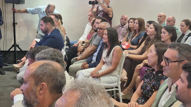 Se reconoce así compromiso y aportación al ámbito social y a la defensa de una sociedad más justa, inclusiva y diversa. ✅Desde el Ayuntamiento de Tarifa se felicita a todos los premiados y al colectivo por sus 10 años de compromiso y trabajo en favor de la diversidad, la igualdad y la defensa de los derechos del colectivo LGTBI+. El alcalde, José Antonio Santos agradecía ante los medios de comunicación el reconocimiento y apuntaba al trabajo impulsado desde el área de Educación e Igualdad.