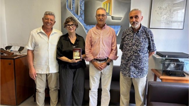 Ana Cózar Murillo ha recibido hoy una placa de reconocimiento a su labor como funcionaria del Ayuntamiento de Tarifa durante 44 años.