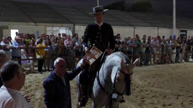 El X Concurso de Doma Vaquera y la posterior exhibición de los jinetes Rocío Peinado Toro, Luis Benítez Santander y Mariano Gutiérrez Viera dejó en la tarde de ayer sábado momentos únicos para contrastar la grandeza de pura raza español.