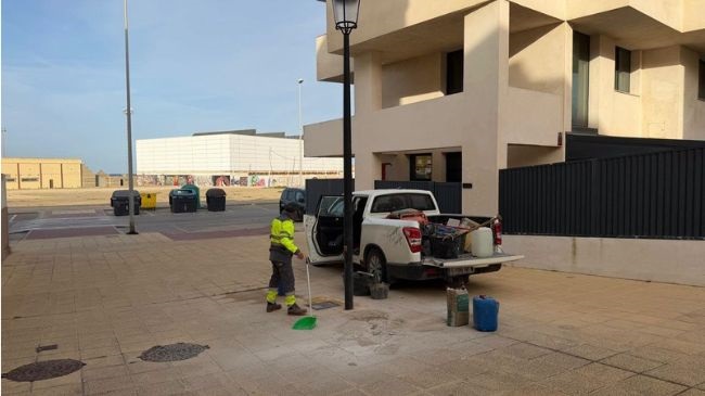 El área de Obras y Servicios del Ayuntamiento de Tarifa procede en estos días a la sustitución y mejora de puntos de luz repartidos por distintas barriadas.