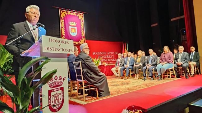 El concejal de Cultura y Patrimonio, Nacho Trujillo es el encargado de abrir el acto solemne.