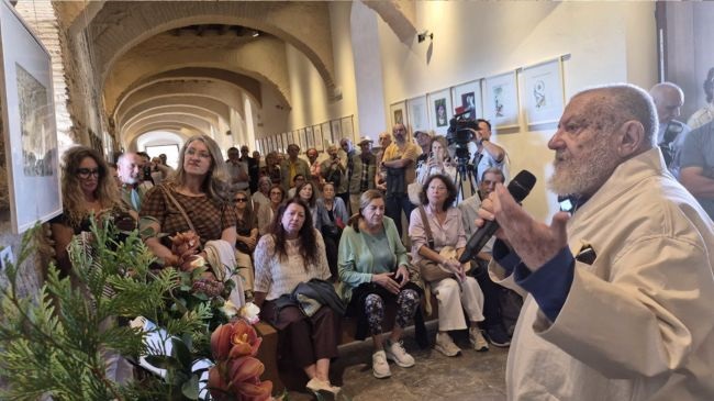 Guillermo Pérez Villalta hizo un recorrido explicativo de su muestra “Viajes de Gulliver”