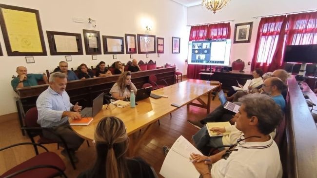 La Mesa del Turismo reunida ayer en el salón de plenos del Ayuntamiento de Tarifa compartió balance de la pasada temporada estival y abordó el Plan Estratégico de Turismo, entre otros puntos.