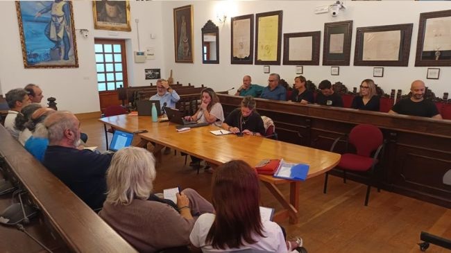 La Mesa del Turismo reunida ayer en el salón de plenos del Ayuntamiento de Tarifa compartió balance de la pasada temporada estival y abordó el Plan Estratégico de Turismo, entre otros puntos.