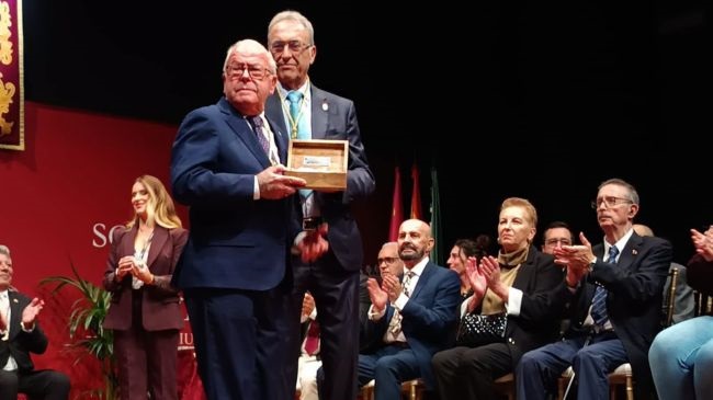Llave de la Ciudad a la Pontificia y Real Congregación de María Santísima de la Luz Coronada, Patrona y Alcaldesa Perpetua de la Ciudad de Tarifa.
