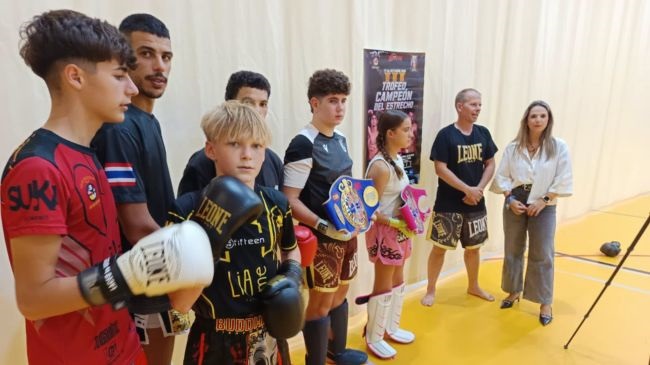 Los nueve luchadores tarifeños se preparan para los combates.