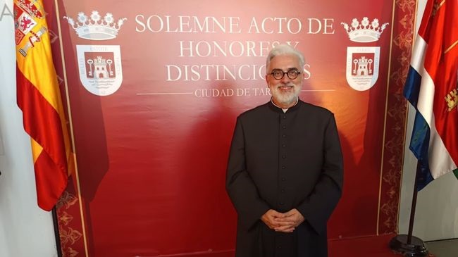 Los primeros galardonados con los Honores y Distinciones del Ayuntamiento de Tarifa ya están en el teatro Alameda, sede de la entrega solemne.