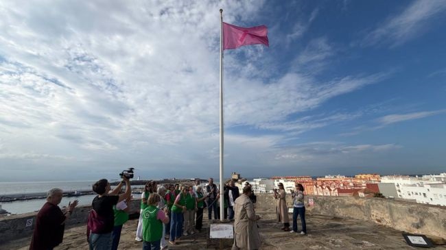 La bandera rosa, la que alude al Día Mundial contra el Cáncer de Mama ondea ya en el torre octogonal del Castillo de Guzmán.